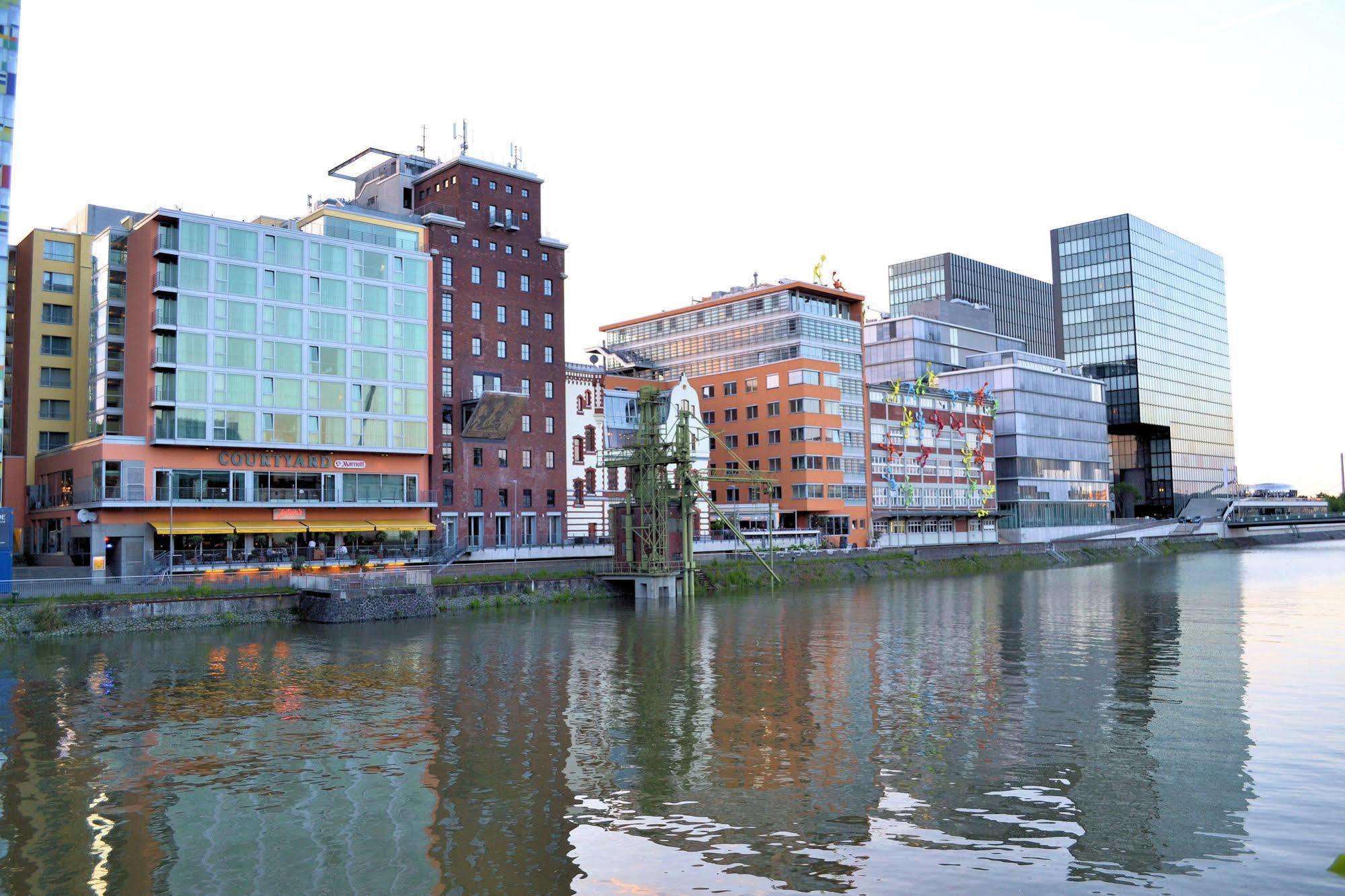 Courtyard By Marriott Duesseldorf Hafen Hotel Kültér fotó